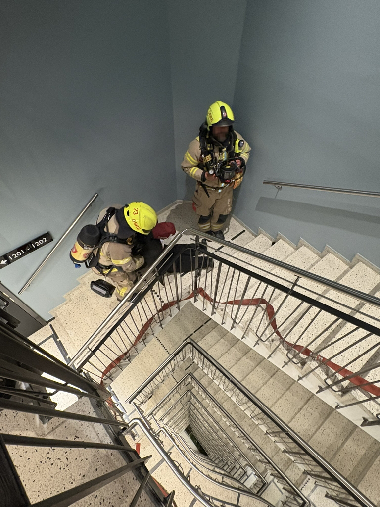 Brannkonstabel i trappegang redder markørdukke