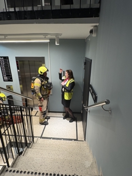 Samhandling mellom hotellansatte og brannvesen i trappegang