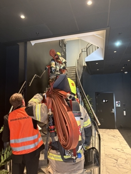 Samhandling mellom hotellansatte og brannvesen i trappegang